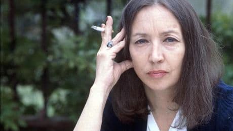 Oriana Fallaci, la periodista que se enfrentó a los poderosos del siglo XX y se salvó de la morgue gracias a un cura