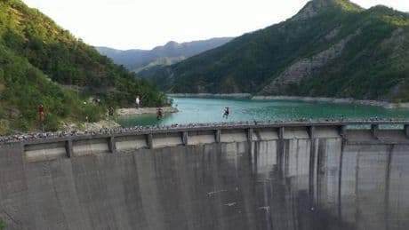 Sospeso 140 metri sopra la diga, l'impresa del funambolo: la più lunga camminata con contrappesi umani