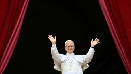 Neuer Papst Leo XIV. stellt sich erstmals der internationalen Presse