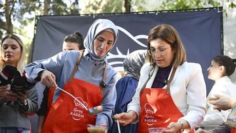 Genç KADEM'den Şehzade Camisi bahçesinde aşure ikramı