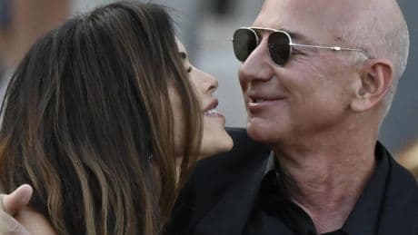 Las vacaciones como casados de Jeff Bezos y Luren Sanchez: lujo, Ibiza y junto a Leonardo DiCaprio