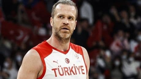 Oğuz Savaş, aktif basketbol kariyerini noktaladı