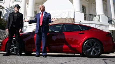 Trump vuole sbarazzarsi della sua Tesla rossa dopo la furiosa lite con Elon Musk. Wsj, vorrebbe regalarla o venderla