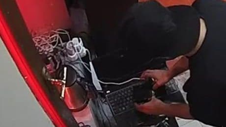 Beyoğlu’nda dükkan hırsızı kamerada! Çalışan, 10 bin lira ve telefonu çaldı