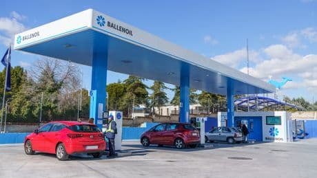 Las manos que controlan los surtidores ‘todo a cien’: quién es quién en el gran negocio de las gasolineras ‘low cost’