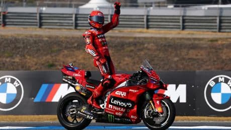 Marc Marquez trionfa nel Gp di Thailandia, con Bagnaia terzo