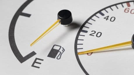 La caída del precio del crudo provoca la bajada de los combustibles