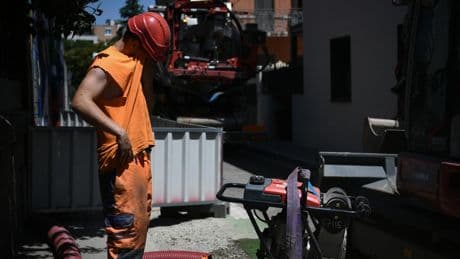 «On cuit là-haut» : face aux fortes chaleurs, les conditions extrêmes de travail des ouvriers