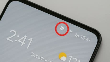 La misteriosa N que aparece en tu móvil y tu smartwatch: para qué sirve y por qué deberías activarla