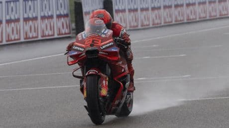 Marc Márquez lidera el Libre 1 después de un problemático inicio en Brno