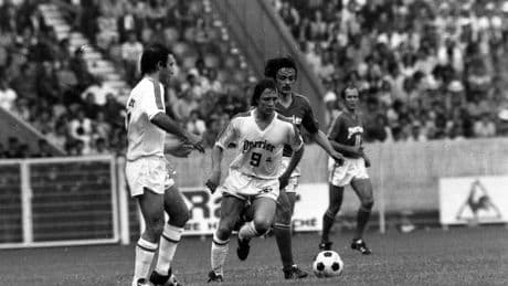 «Légende», «source d’inspiration», «mon frère»: le football français pleure après la mort de Bernard Lacombe
