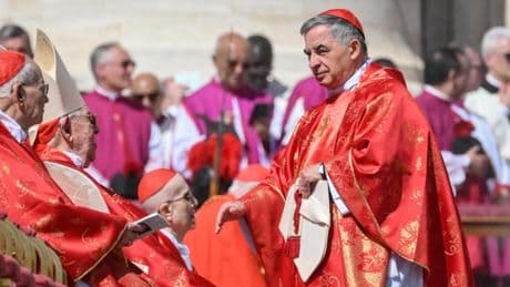 Il cardinale Becciu: “Obbedisco alla volontà di Francesco, non entro in Conclave”
