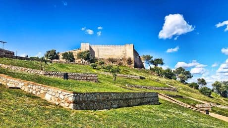 El castillo de época musulmana que fue testigo de la historia de la costa de Málaga y ahora es recinto para eventos