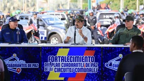 Maduro lanza una "ofensiva especial" para reforzar la seguridad en Venezuela ante la amenaza militar de EEUU