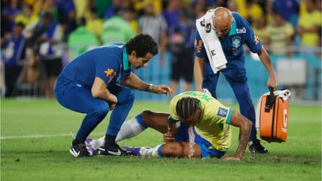 Joao Pedro vomitó en el cesped tras un violento impacto con Martinelli