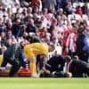 Unfall in Premier-League-Spiel: Zusammenprall: Brighton-Profi auf Trage vom Platz gebracht