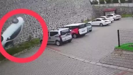 İstinat duvarından site bahçesine düşen otomobilin sürücüsü öldü