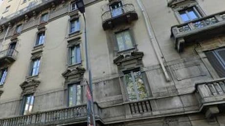 Milano, si lancia dal quinto piano per sfuggire alle fiamme: morta una donna