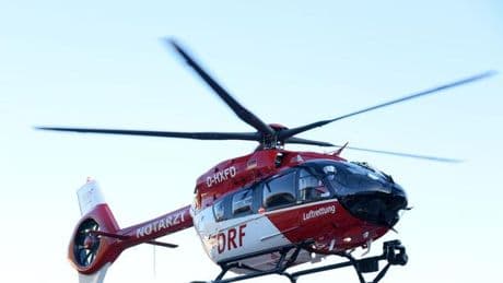 Unfall: Autofahrererin übersieht Kind vor Schule - Lebensgefahr