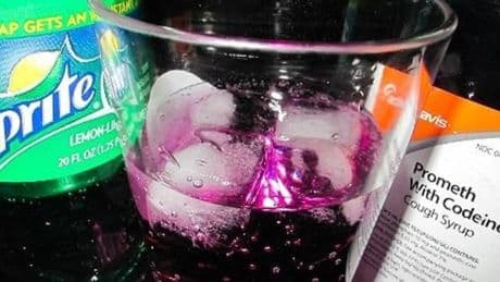 'Purple Drank', la moda entre adolescentes del 'colocón' con jarabe para la tos: el peligro de mezclar codeína con alcohol