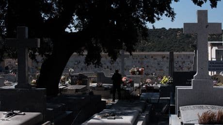 Una funeraria amenaza con desahuciar un nicho en pleno entierro: &quot;La única solución es pagar 5.000 euros&quot;