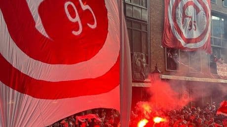 Vereinsgeburtstag: 130 Jahre Fortuna Düsseldorf – Die Altstadt leuchtet in Rot-Weiß