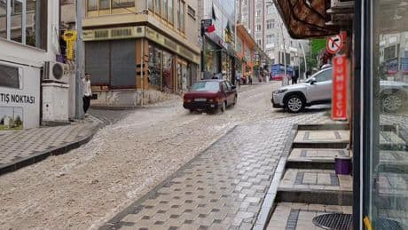 Gümüşhane’de 10 dakika süren sağanak, cadde ve sokakları göle çevirdi