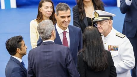 El presidente rechaza los "aranceles y muros" y apuesta por ser "potencia industrial" en la botadura de un nuevo buque de guerra