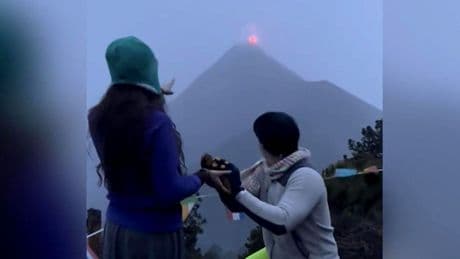 Guatemala: Heiratsantrag vor Lavafontäne: Als er auf die Knie geht, explodiert der Vulkan