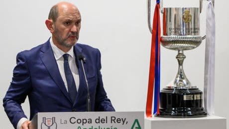 Louzán escurre el bulto en su defensa hacia el equipo arbitral: "A mí me toca otro papel, pero todos podemos equivocarnos"