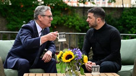 LIVE | Zelenski drinkt een kopje thee met Starmer in Londen