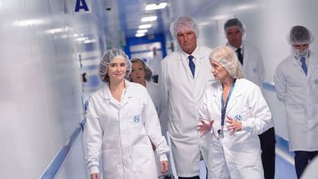 Ayuso alerta de que la Ley del Medicamento pone en riesgo el abastecimiento de fármacos y la industria farmacéutica
