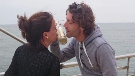 Tamara’s huwelijksgeloften werden teruggevonden op het strand: ’We zijn nu wereldberoemd in Friesland’