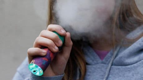 Los adolescentes vapean casi el doble que hace un año y son más permisivos con dejar fumar en las terrazas