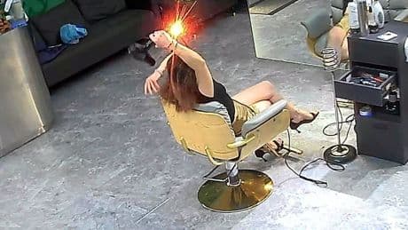 Beim Friseur - Plötzlich explodiert der Föhn!
