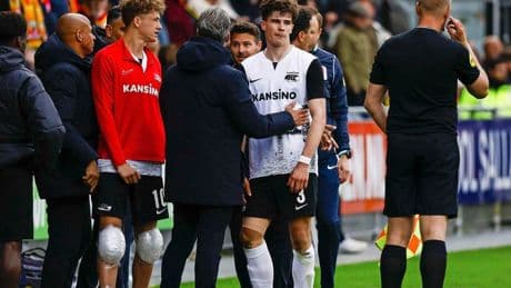 AZ-trainer Maarten Martens hekelt arbitrage na rode kaart Wouter Goes