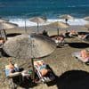 Britse moeder (50) sterft in onstuimige zee bij Corfu, terwijl tienerzoon en gewonde man in shock vanop het strand toekijken