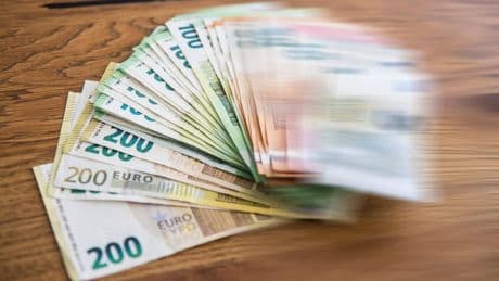 "Financial Wellbeing": Macht Geld glücklich? Forscher erklärt, wie viel man braucht