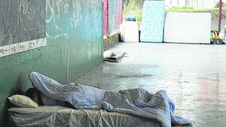 Barakaldo contrata vigilancia para evitar incidentes con los 'sin techo' de Lasesarre