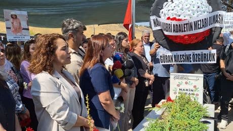 Kadınlar Narin Güran'ı mezarı başında andı: "Adalet sistemi cinayetin gölgesinde kaldı"