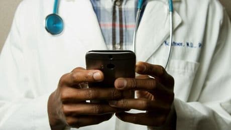 Uomo svilluppa malattia rara dopo aver chiesto consigli medici a ChatGbt. Gli esperti avvertono sui pericoli dell'IA