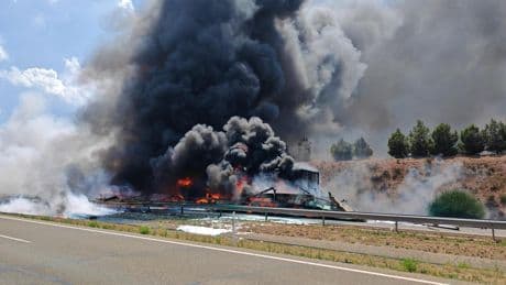 Susto en la A-23 tras el impacto entre una furgoneta y un camión que ha provocado un incendio