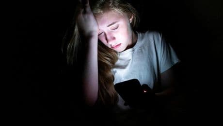 Los adolescentes con problemas mentales pasan más tiempo en las redes sociales, se comparan más y son menos sinceros