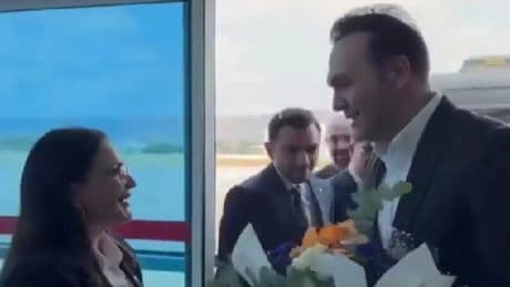 'Kırmızı halı eksik': AKP Gençlik Kolları Başkanı havalimanına VIP'ten giriş yaptı