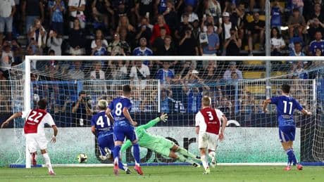 Ajax spaart benen van 50 miljoen bij beschamende finale tegen Como: Hato zonder te spelen meest besproken man