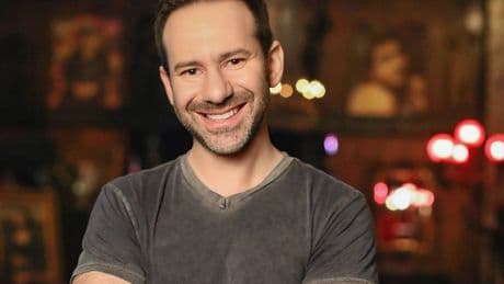 Es el desconocido rey del porno 'online' y gana un millón al día. Ahora va a hacerse aún más rico