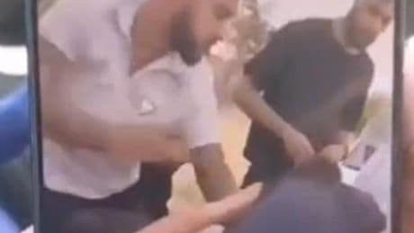5 kişi, boş araziye götürdükleri kişiyi, tekme tokat darbedip görüntüsünü paylaştılar