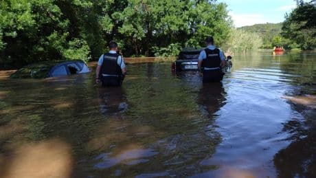 «La conductrice était pétrifiée de peur» : des gendarmes du Var racontent le sauvetage des automobilistes piégés dans les inondations