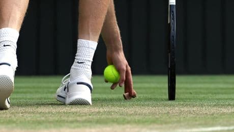 Un espectador abre champán en plena final de Wimbledon y el corcho llega a la pista: Sinner tuvo que recogerlo