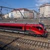 Klopft an Scheibe: Notbremse: Unpünktlicher Raucher hängt sich in Österreich an Zug